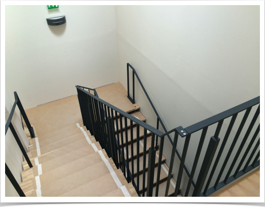 Escalier doit avec marches bois